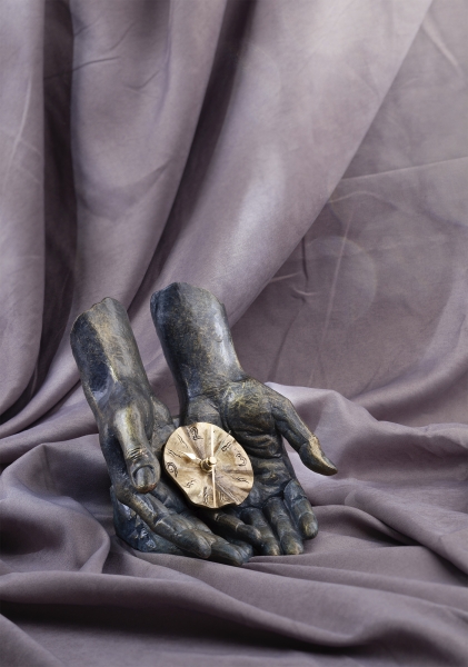 Скульптура "Время в твоих руках"